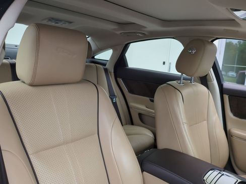 Used 2019 Jaguar XJ R-Sport AWD/4WD image 32