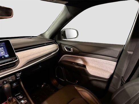 Used 2025 Jeep Compass Latitude image 21