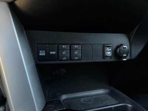 Used 2018 Toyota RAV4 Limited image 9