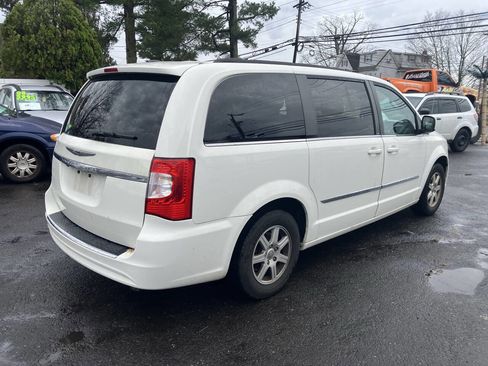 Used 2013 Chrysler Town & Country Touring image 7
