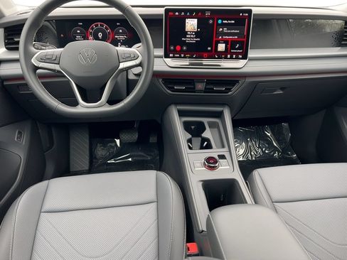 Used 2025 Volkswagen Tiguan SE w/ Panoramic Sunroof Package AWD/4WD image 5