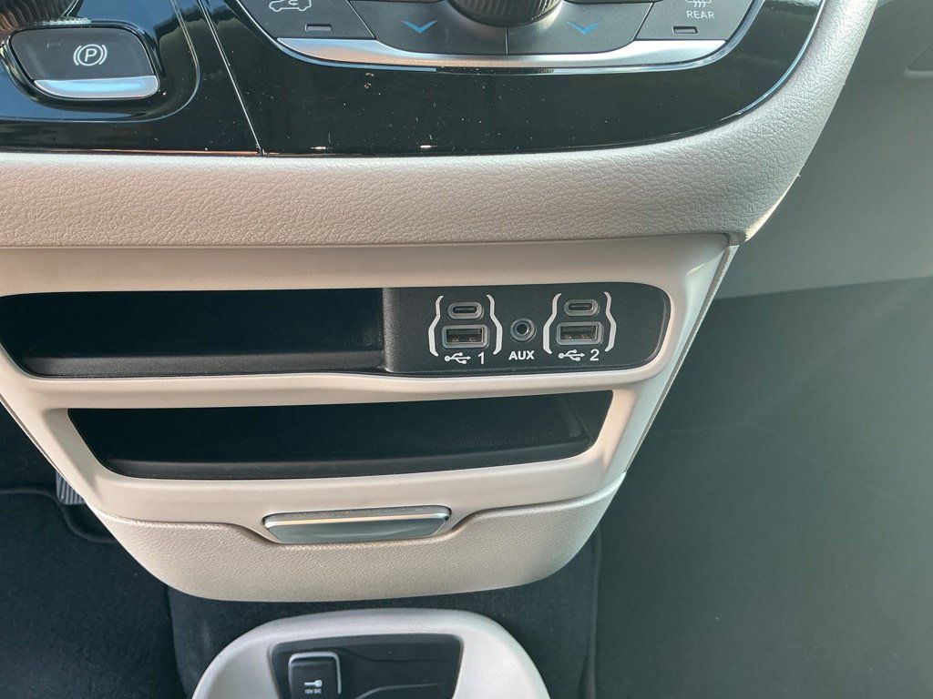 Used 2024 Chrysler Pacifica Touring-L FWD image 25