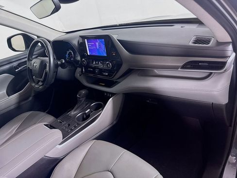 Used 2023 Toyota Highlander XLE AWD/4WD image 29