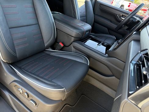 Certified 2025 GMC Yukon AT4 Ultimate AWD/4WD image 11