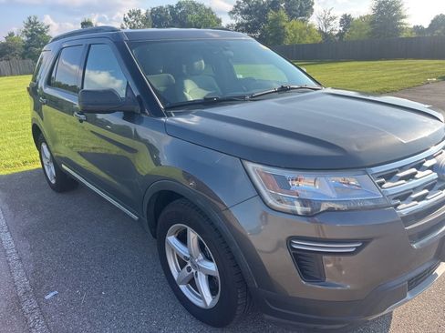 Used 2018 Ford Explorer XLT FWD image 2