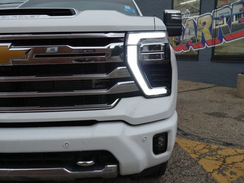 Used 2025 Chevrolet Silverado 3500 High Country w/ Technology Package AWD/4WD image 3
