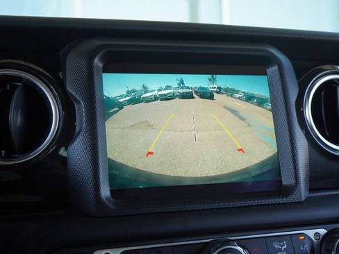 Used 2020 Jeep Wrangler Unlimited Sahara AWD/4WD image 20
