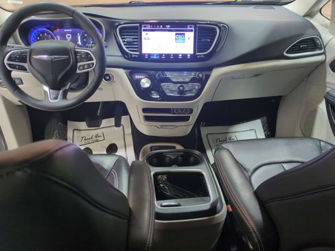 Used 2023 Chrysler Pacifica Touring-L FWD image 18