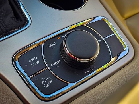 Used 2017 Jeep Grand Cherokee Limited image 29