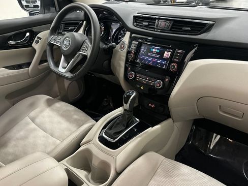 Used 2020 Nissan Rogue Sport SV FWD image 18