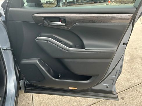 Used 2021 Toyota Highlander Platinum image 30