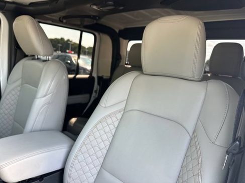 Used 2023 Jeep Gladiator Overland AWD/4WD image 18