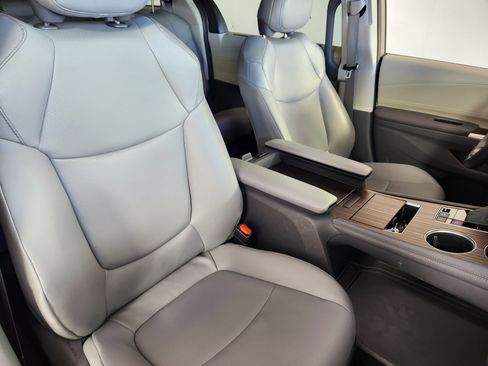 Used 2024 Toyota Sienna XLE image 10