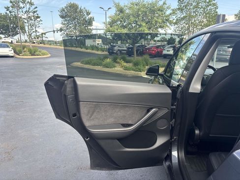 Used 2021 Tesla Model Y Long Range AWD/4WD image 18