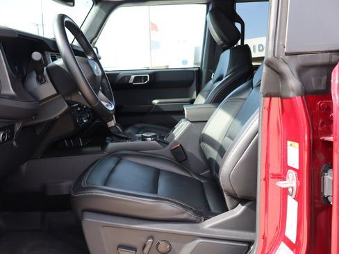 Used 2025 Ford Bronco Badlands image 10