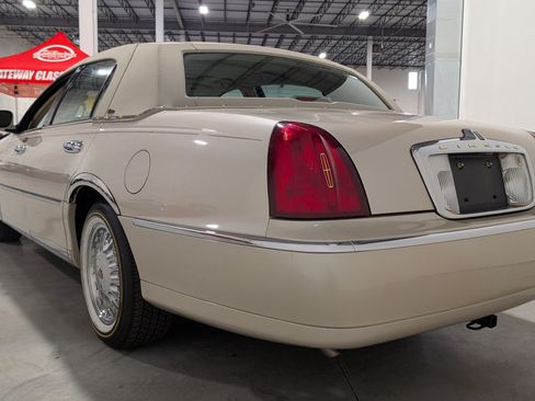 Used 2001 Lincoln Town Car Cartier RWD image 9