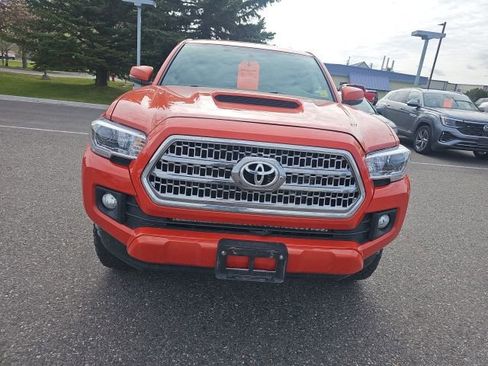 Used 2017 Toyota Tacoma TRD Sport w/ Tow Package (A/T) AWD/4WD image 2
