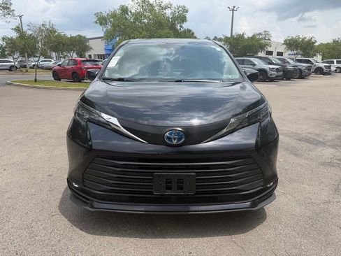 Used 2025 Toyota Sienna XLE FWD image 2