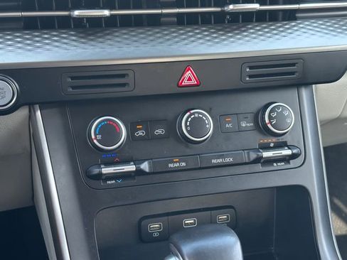 Used 2022 Kia Carnival LX image 18