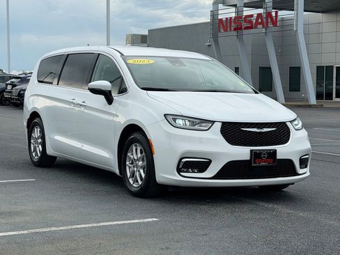Used 2023 Chrysler Pacifica Touring-L FWD image 2