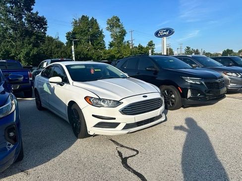 Used 2017 Ford Fusion SE w/ Fusion SE Technology Package FWD image 1