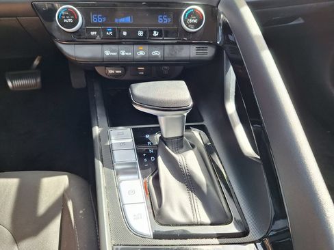 Used 2024 Hyundai Elantra Blue FWD image 17