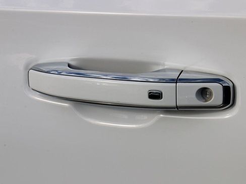 Used 2024 GMC Yukon SLT image 13