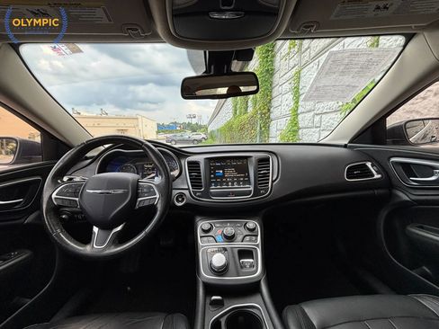 Used 2017 Chrysler 200 Limited Platinum w/ Comfort & Convenience Group image 18