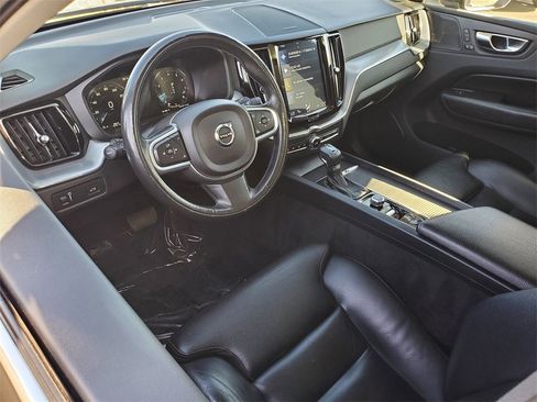 Used 2019 Volvo XC60 T5 Momentum w/ Multimedia Package image 3