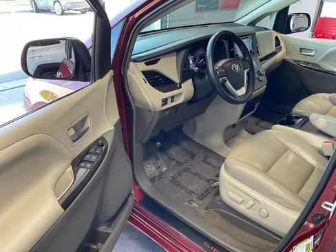 Used 2015 Toyota Sienna XLE FWD image 9