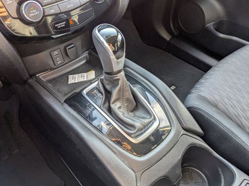 Used 2017 Nissan Rogue SV image 26