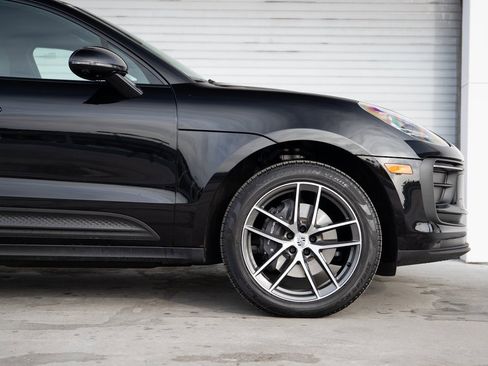 Certified 2025 Porsche Macan image 9