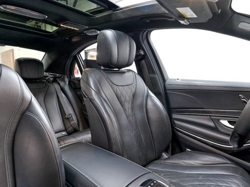 Used 2019 Mercedes-Benz S 560 4MATIC Sedan w/ Premium Package image 23