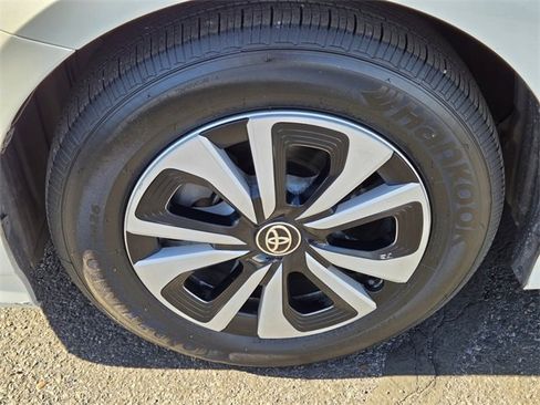 Used 2017 Toyota Prius Prime Advanced image 9