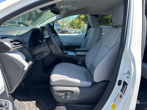 Used 2026 Toyota Sienna LE FWD image 8