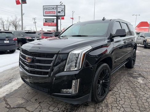 Used 2018 Cadillac Escalade Premium Luxury image 3