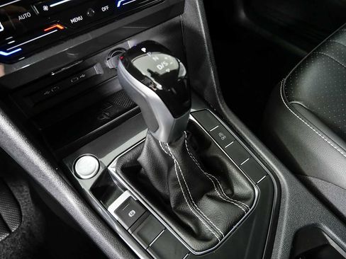 Certified 2024 Volkswagen Tiguan SE FWD image 18