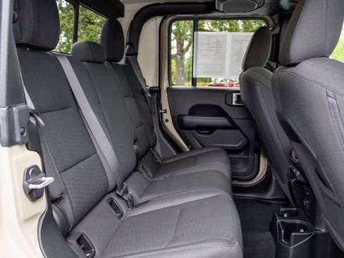 Used 2020 Jeep Gladiator Overland image 13