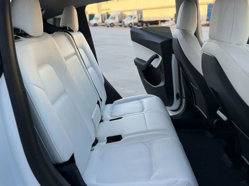 Used 2022 Tesla Model Y Long Range image 23