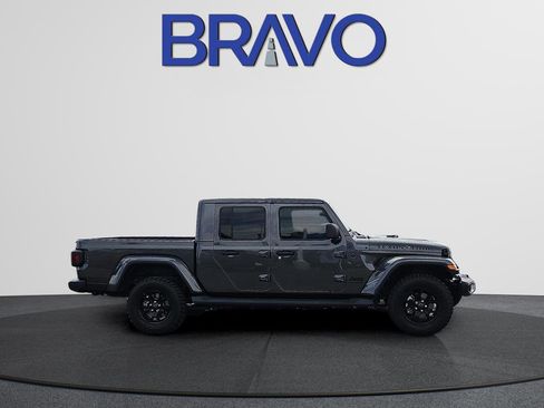 Used 2025 Jeep Gladiator Sport AWD/4WD image 3