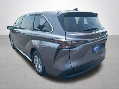 Certified 2024 Toyota Sienna LE FWD image 10