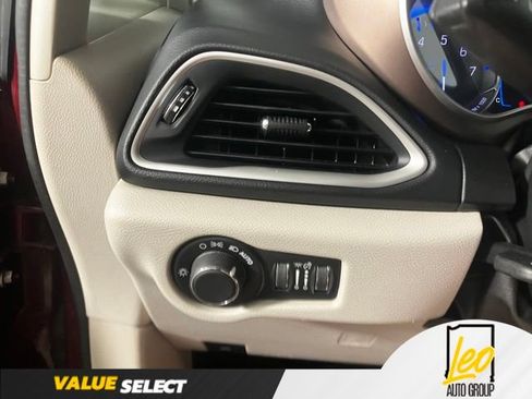 Used 2017 Chrysler Pacifica Touring FWD image 10