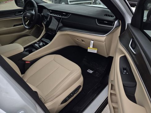 New 2025 Jeep Grand Cherokee Limited image 8