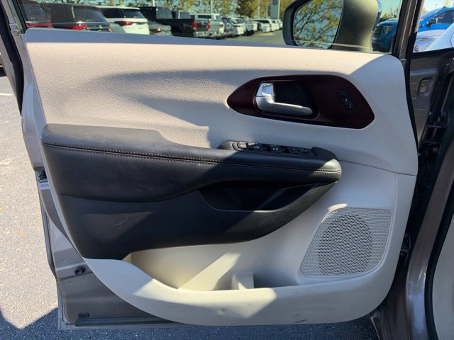 Used 2017 Chrysler Pacifica Limited w/ Advanced Safetytec Group FWD image 24