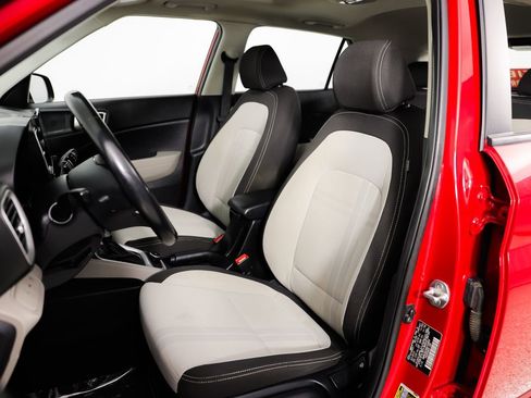 Used 2022 Hyundai Venue SEL image 22