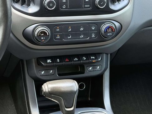 Used 2019 Chevrolet Colorado Z71 AWD/4WD image 16