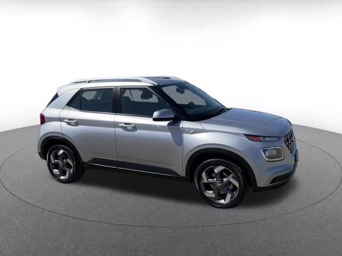 Used 2025 Hyundai Venue SEL FWD image 2