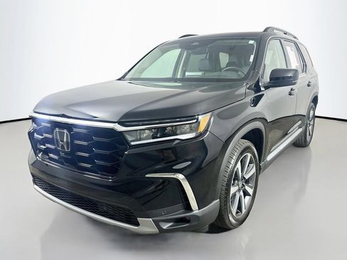 Used 2025 Honda Pilot Touring image 3