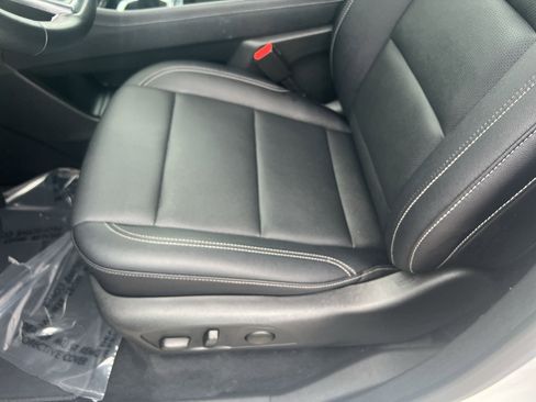 Used 2025 Chevrolet Traverse LT image 10