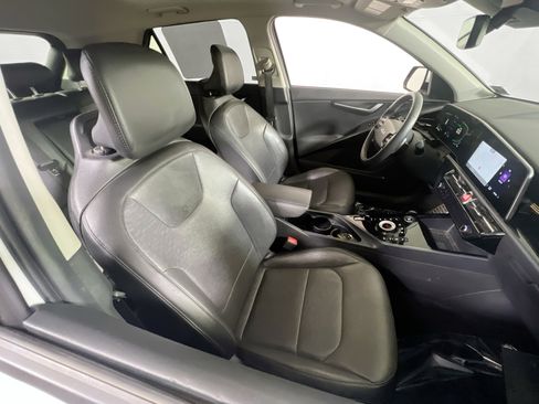 Used 2023 Kia Niro SX Touring image 28